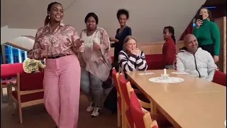 AFRICAN OPEN DOORS med sang, dans, bønn og masse god afrikansk mat. Absolutt alle uansett bakgrunn og alder er velkommen. KLIKK >>