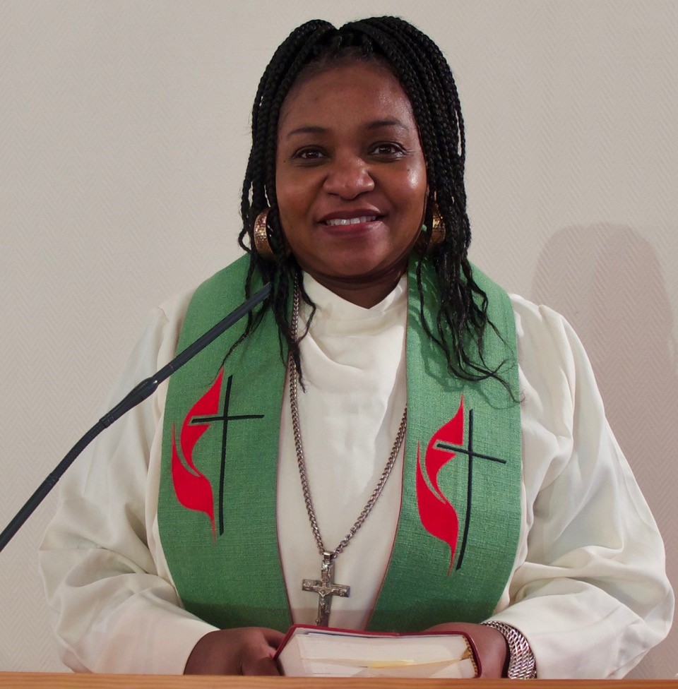 Gudstjeneste med egen undervisning for skolebarn. Pastor Susan G. Mati med tema:'Sann kristen kjærlighet!' Runar Johansen synger. Kirkekaffe.