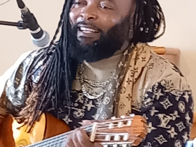 Temagudstjeneste: 'DET UNIKE MENNESKET!' Ivar Granum taler. Sang av Dominique Essono. Musikk ved Egil Granum. Hjørne for barna. Kirkekaffe