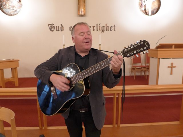Gudstjeneste med besøk av Kjell Arild Johansen som har vært prest her i mange år. Han synger, spiller og taler. Kirkekaffe.