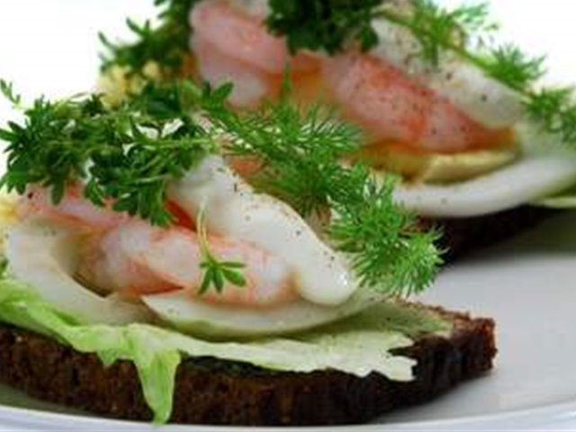 Møteplassen med god mat , fellesskap rundt bordene, sang og andakt.