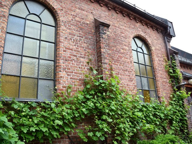Åpen kirke og bakgård