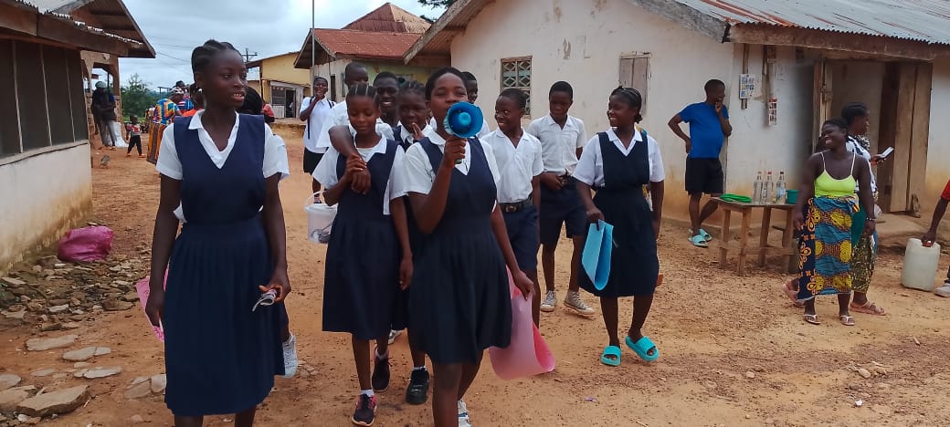 elever-i-uniform-marsjerer---megafon.