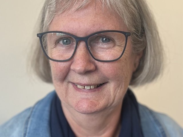 Hilde Augensen hilser menigheten