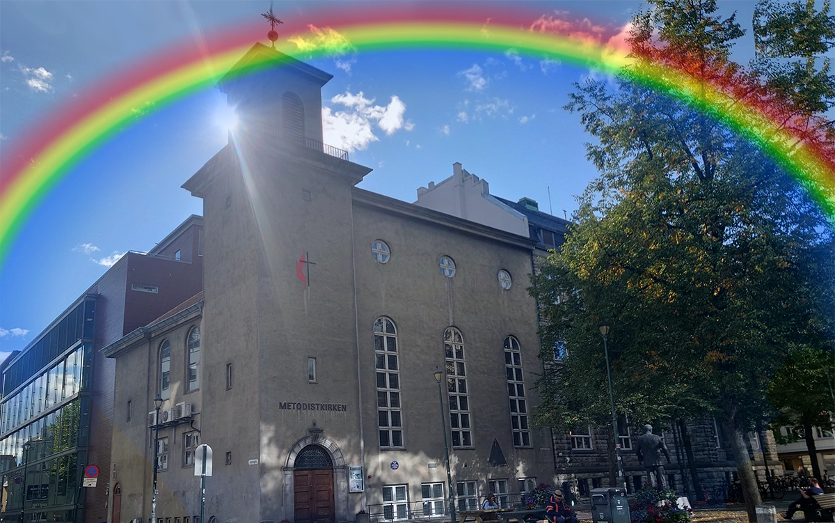 Åpen kirke under regnbuen